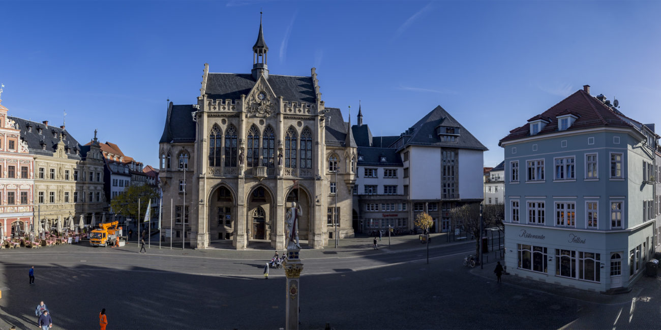 ipl-3268__Fischmarkt_Rathaus_Panorama_2018_©Stadtverwaltung Erfurt_CC-BY-SA (2)_original